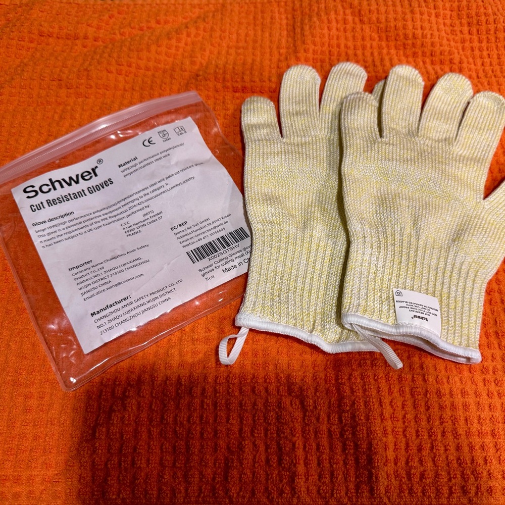 NEW! Schwer Cut Resistant Gloves. Level 2. Food safe. Size XL.